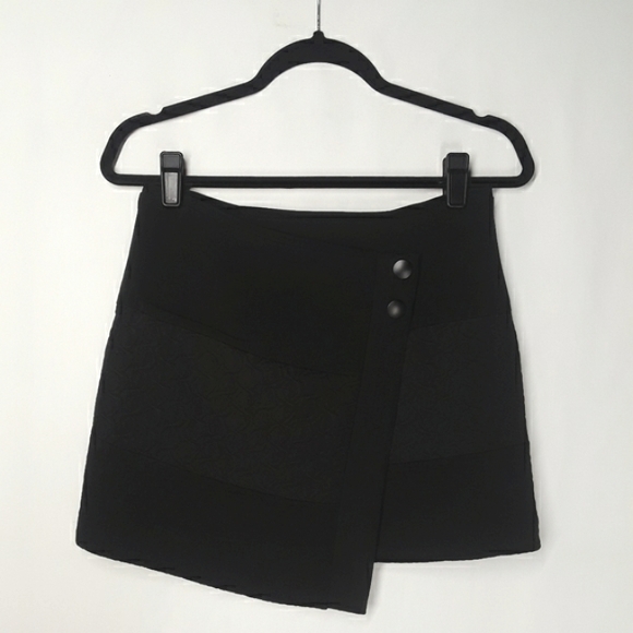 CAbi Black Quilt Textured Print Wrap Mini Skirt XSmall - Picture 6 of 14